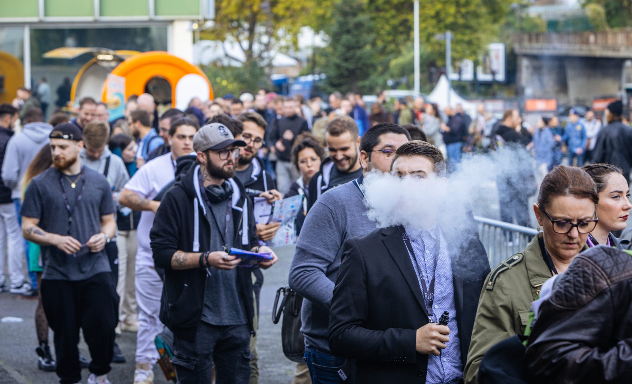 Visiteurs faisant la queue à l’entrée du salon Vapexpo